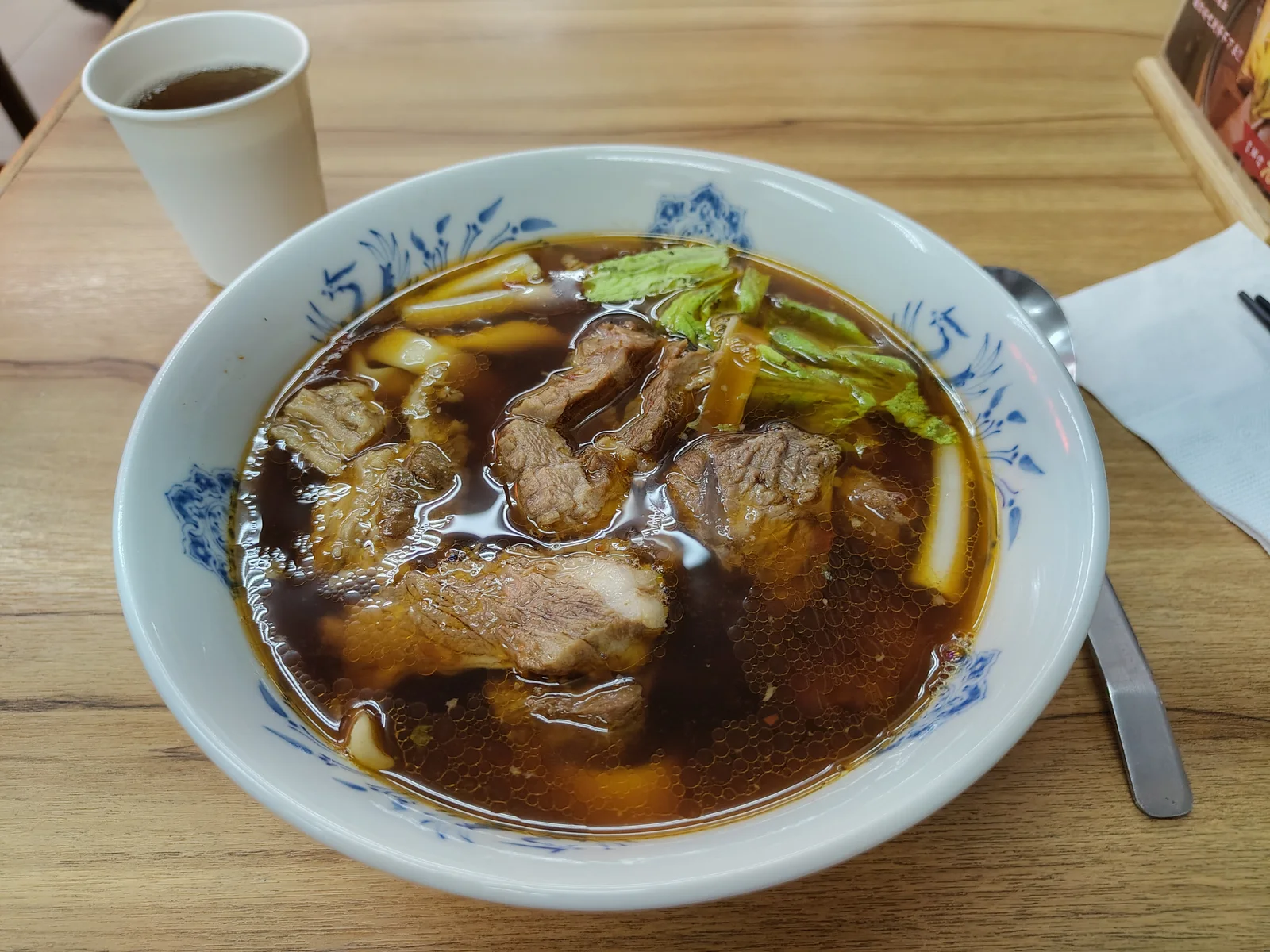 A bowl of beef noodles.