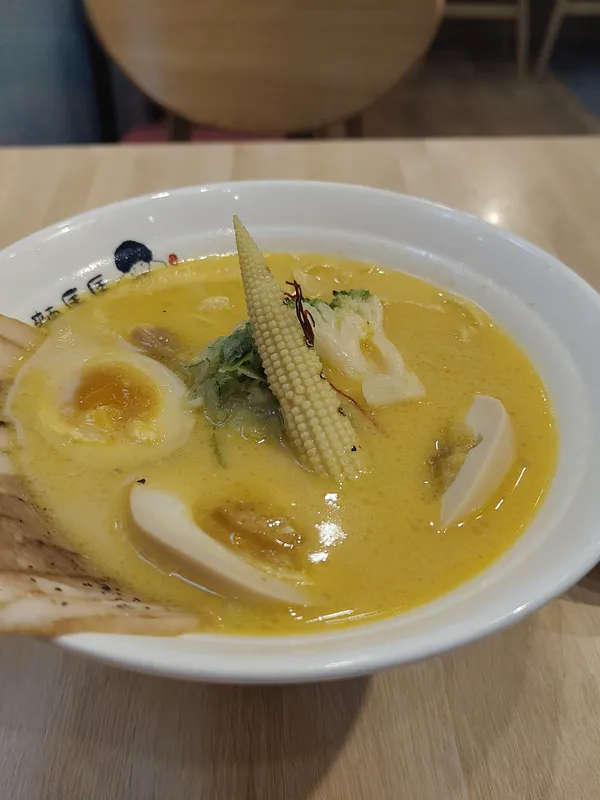 A bowl of noodles