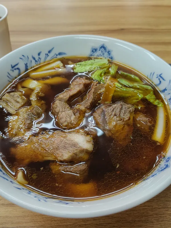 A bowl of beef noodles.